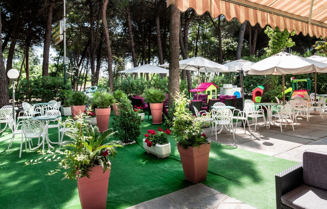 Park Hotel Pineta Червія Екстер'єр фото